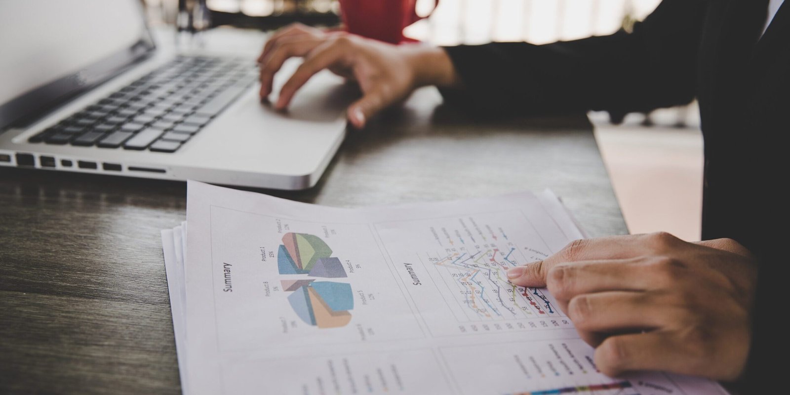 Lavagem de dinheiro: como evitar riscos e manter conformidadesitting in desk and work with financial documents Lavagem de dinheiro: como evitar riscos e manter conformidade