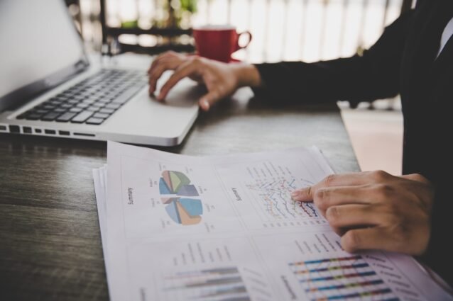 Lavagem de dinheiro: como evitar riscos e manter conformidadesitting in desk and work with financial documents Lavagem de dinheiro: como evitar riscos e manter conformidade