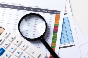 trabalhe com uma lupa uma calculadora e papeis