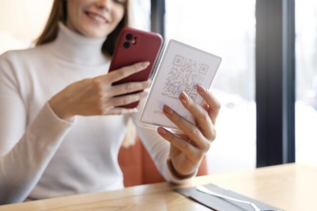 close-up-woman-scanning-qr-with-phone Open Finance